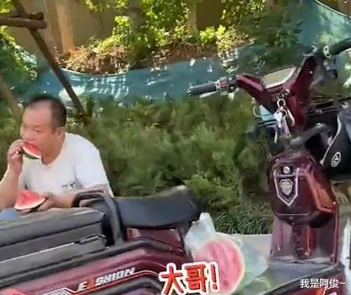 河南一社牛女子骑车一路打招呼,路人热情回应,网友:开班收徒吗