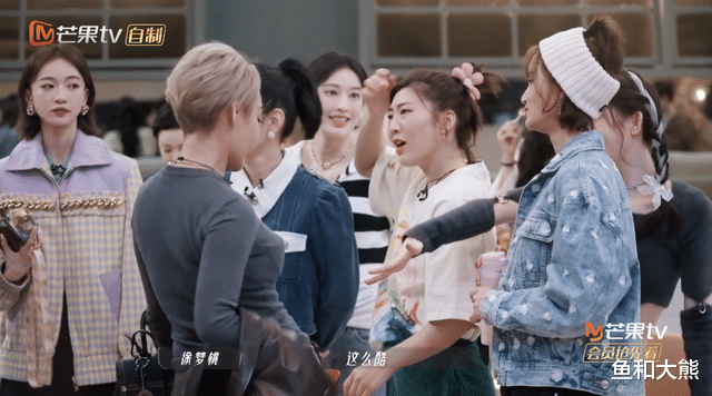 王心凌|《浪姐》首次团建，郑秀妍被众星捧月，王心凌跳舞被谢娜挤出舞台