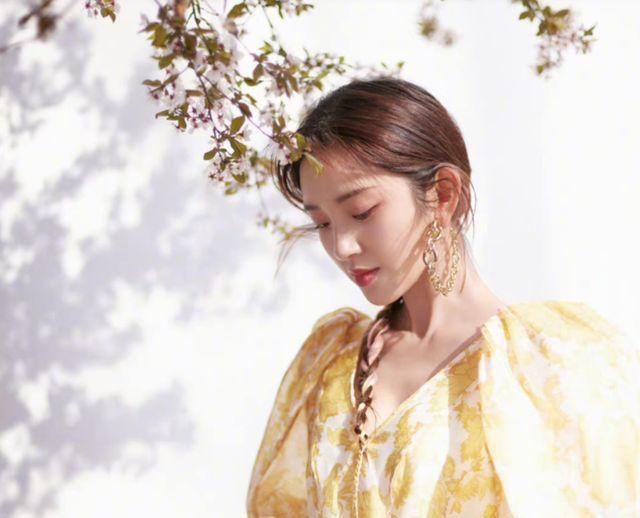 唐艺昕|辣妈唐艺兮晒春日美照，黄色连衣裙少女感十足，幸福的味道！