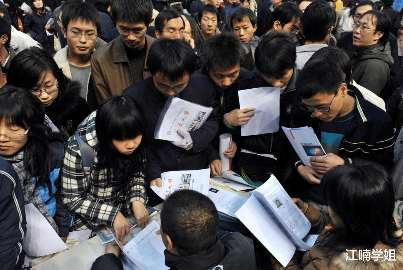 巧家|学历不再是一块敲门砖,而是下不来的高台,应届毕业生求职困难