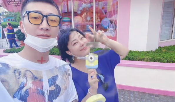 李菁菁|52岁李菁菁全家福曝光!带三个孩子逛环球,被嘲和小21岁老公不搭