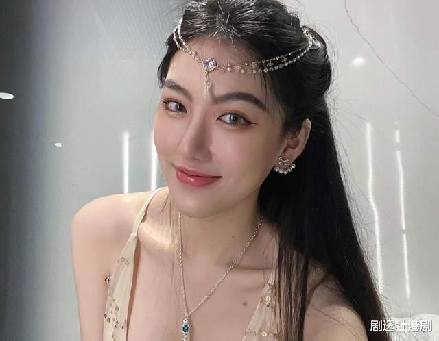 曾志伟|遭质疑揩油！曾志伟热吻靓模视频流出，女方身材丰满身高1.8米