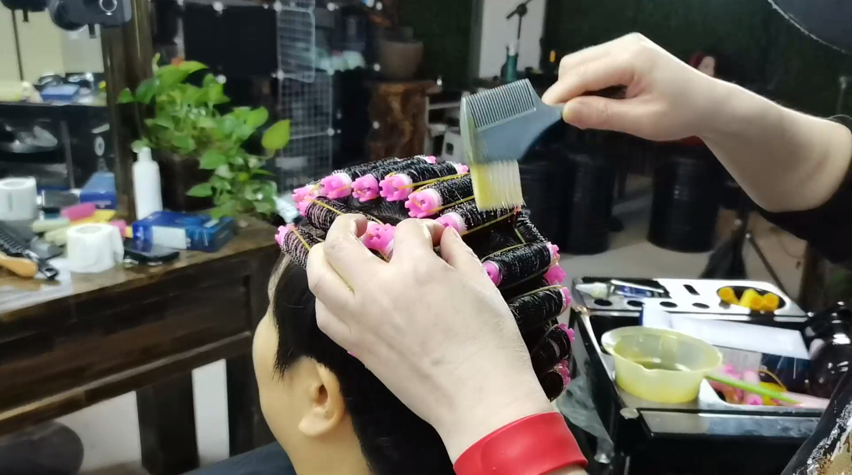 短发 脸圆发质又细软的中老年女士,短发这样烫时尚减龄又洋气,超好看