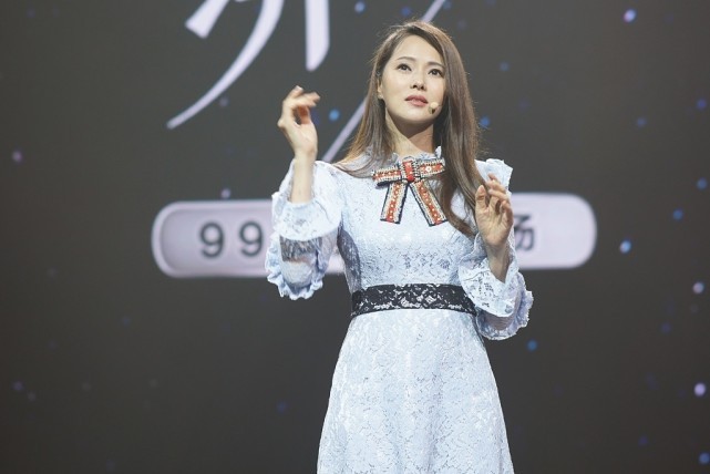 伊能静|别看伊能静的岁数不小了,但挺会扮嫩,白裙上面加蝴蝶结好显年轻