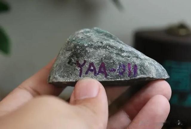 葫芦|一块小小后江翡翠原石如何取件做货,成品看着还不错