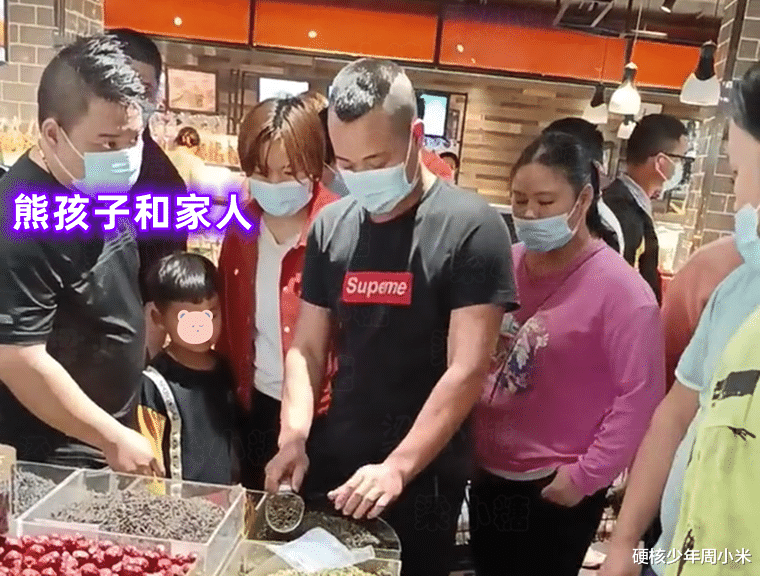 该不该买单?广东一熊孩子弄混超市茶叶,家长和商家吵了起来