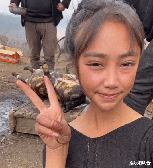 三生有幸遇上你|19岁网红孟阳家底曝光：衣着光鲜吃高档意面，戴4w名表高调比心