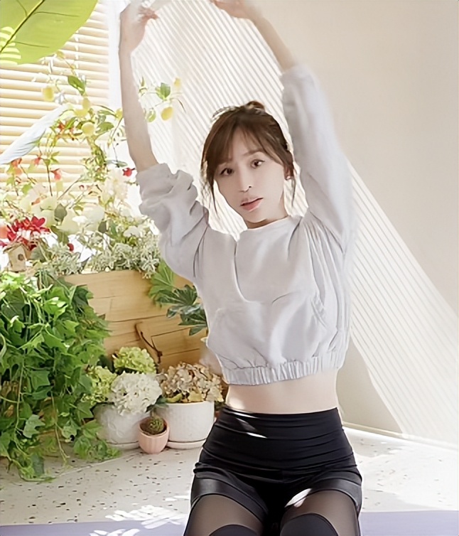 王心凌|王心凌趴地跳舞不嫌脏！穿短上衣秀马甲线，拉链到胸口露嫩白脖颈