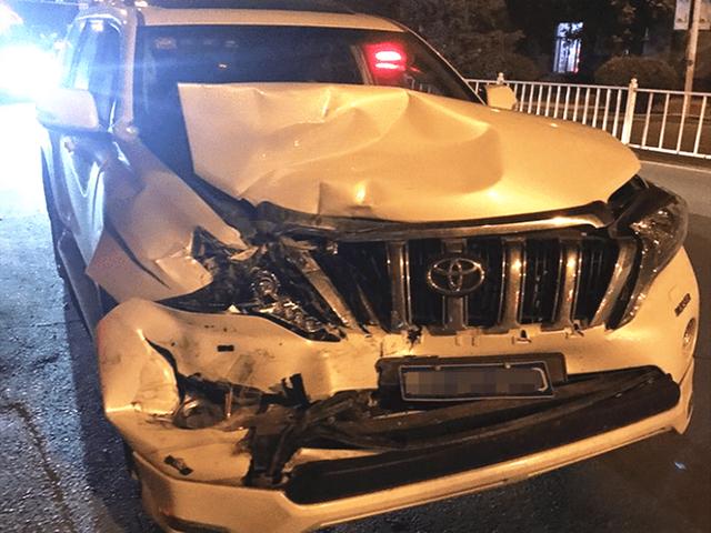 丰田普拉多撞上大客车,车主懵了:这就是国人眼中的“神车”?