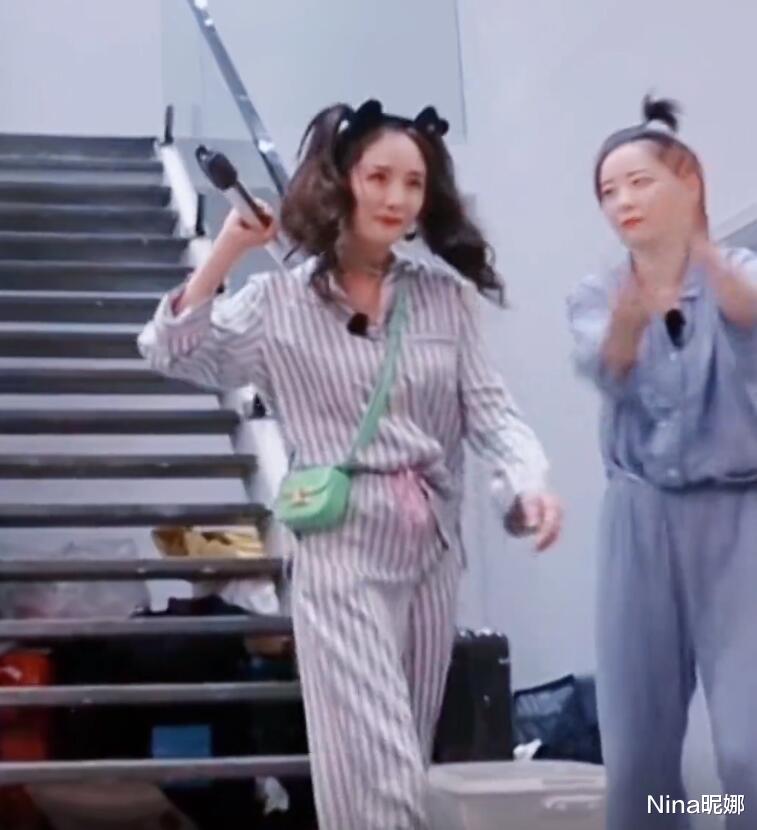 杨幂 杨幂为新综艺收视率牺牲大，穿睡衣走猫步，34岁扎双马尾cos小丑