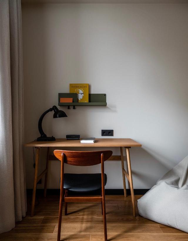 用舒适的深色调+复古风家具，实现老房逆袭，90平公寓的优雅世界