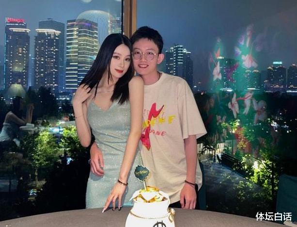 范志毅|范志毅英国女儿不怕冷！户外秀露背装，与大7岁土豪男友好事将近