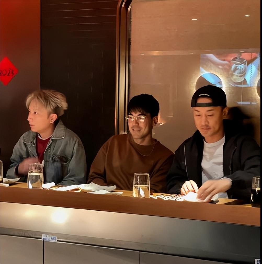 |张馨月全家在上海过年,婚后看管林峰很严密