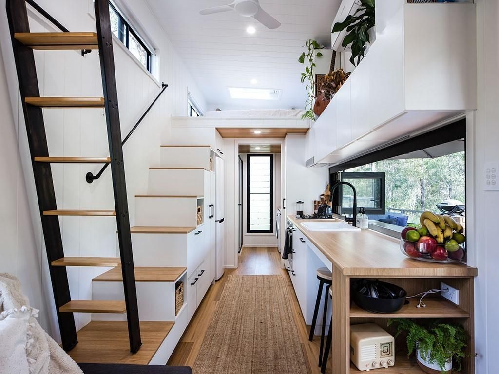 小情侣回农村隐居,在树林里造28㎡迷你屋,过上了自由自在的生活