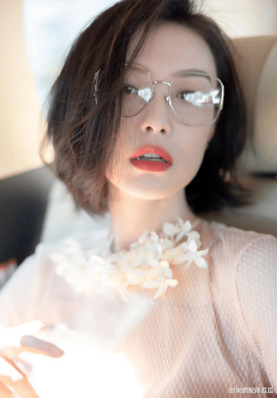 发型 ?女人过了55岁，尽量远离这4种“显老发型”！其实这些更时尚洋气