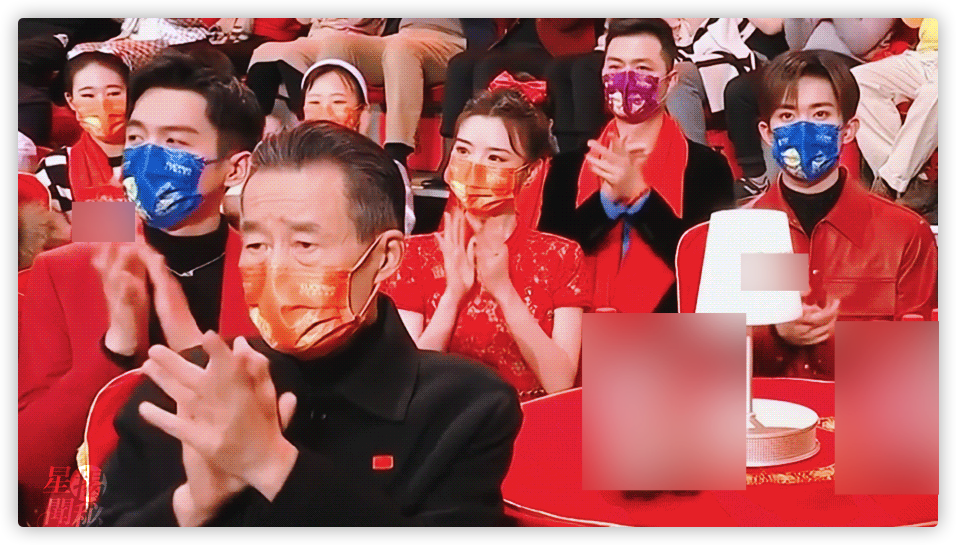 陈宝国|虎年春晚台下明星：王源吉克隽逸挤一把椅子，陈宝国隔口罩抠鼻子