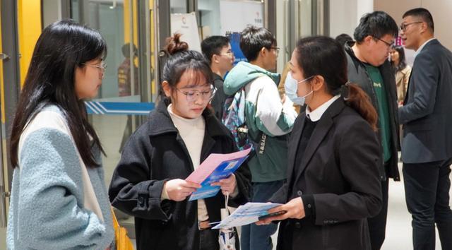 法律硕士|“你就只值200”，大专生线上求职遭HR羞辱，后续结果大快人心