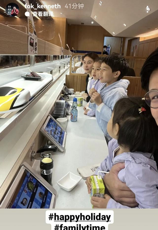 |霍启刚全家外出就餐,大女儿高清正脸首次曝光,灵动可爱像郭晶晶