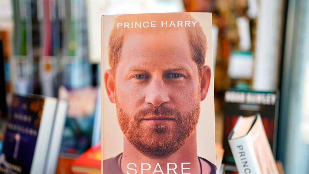 哈里王子|哈里王子出书《spare》自爆备胎，曾用妈妈戴安娜的唇膏擦身体