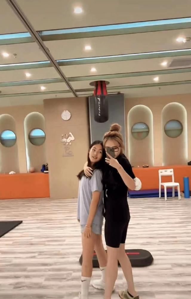 发型 12岁王诗龄减肥瘦了58斤,身材纤细高挑,网友血书跪求教程