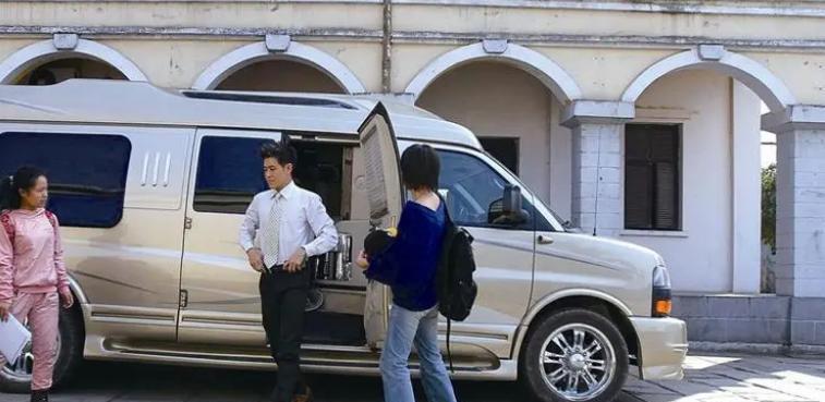 刘德华卖掉所有豪车后，留下了一辆“保姆车”，明星为何钟爱它？