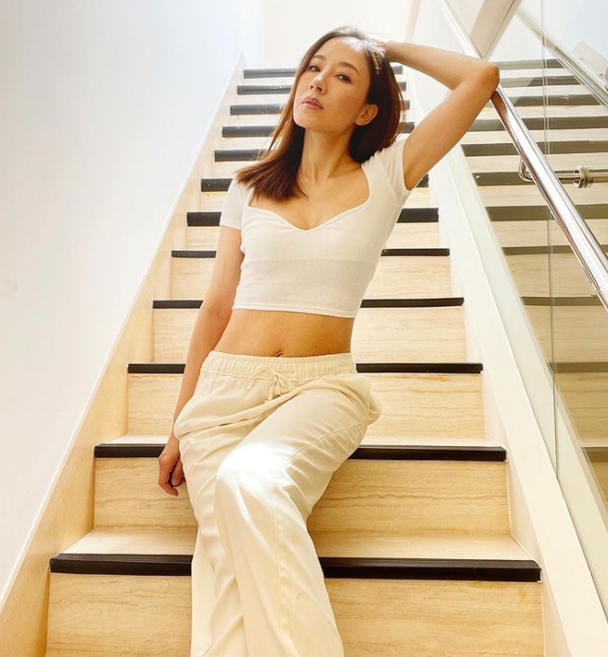 杨怡|杨怡穿产后5个月大秀身材,穿露脐装腹部无赘肉,在为复出做准备