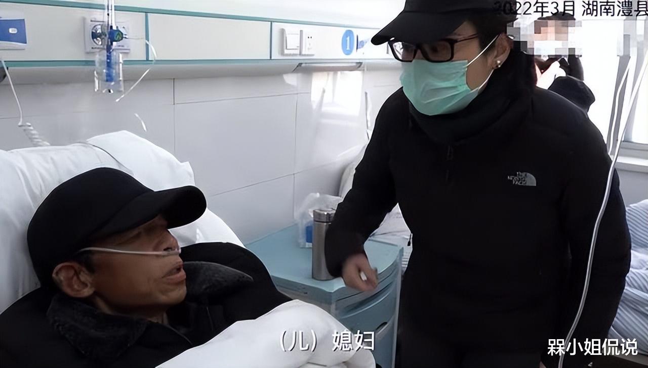 袁立|袁立长胖30斤仍吸引人,打扮朴素慰问病人,脸上发福浮肿快认不出