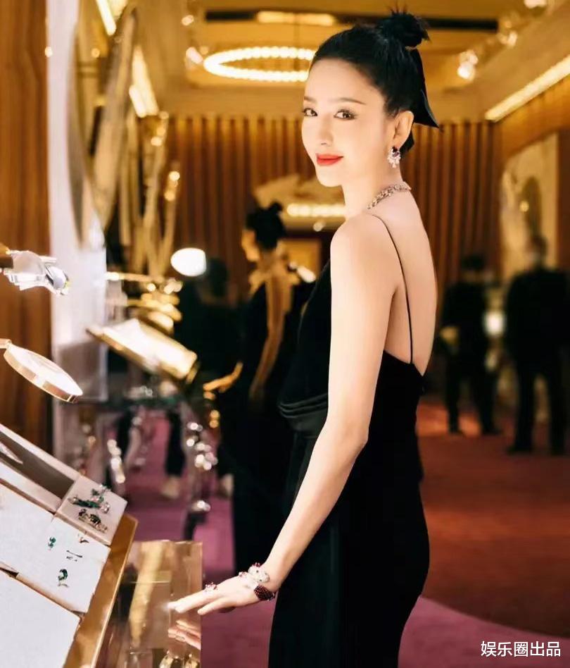 佟丽娅|佟丽娅坐在化妆台前拍大片，穿低领长裙扎丸子头，皮肤白皙似少女