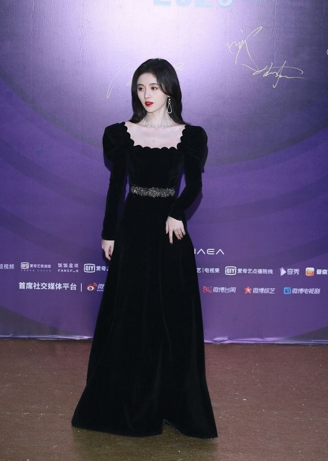 鞠婧祎|鞠婧祎的肤色也太白了点吧，穿黑色丝绒裙好像在“发光”，太美了