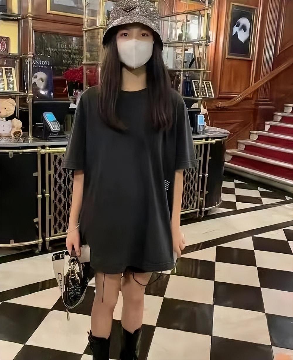 发型 12岁王诗龄减肥瘦了58斤,身材纤细高挑,网友血书跪求教程