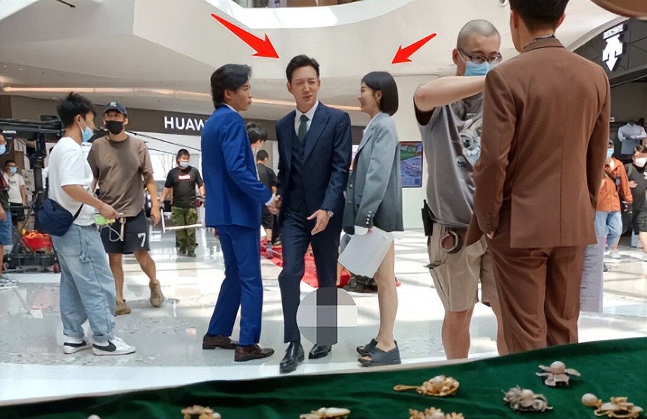 秦岚|43岁秦岚瘦到认不出!一双腿比助理胳膊还细,纸片身材撑不起西装