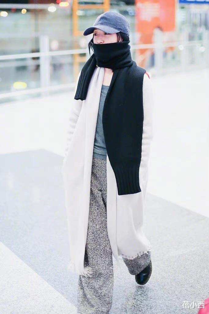 周迅|周迅看不出是74年的人，穿黄色羽绒服配针织连衣裙，时髦又减龄