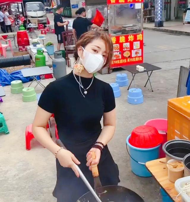 东莞“炒粉姐”走红,男性顾客络绎不绝,网友:她还是一个女强人
