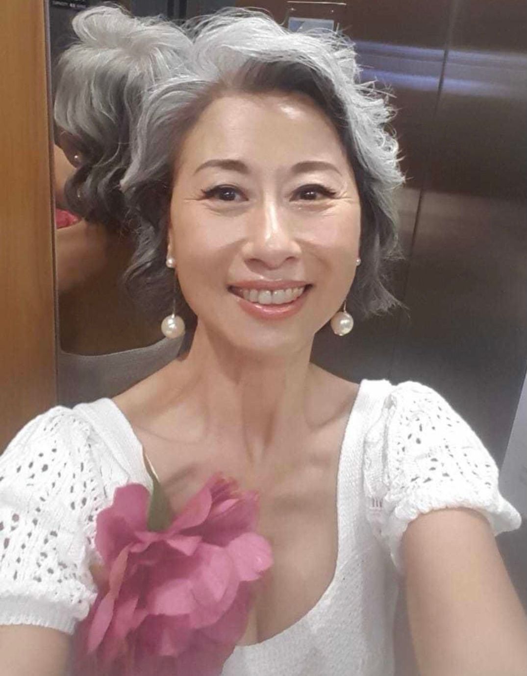 包菜 叶倩文老到快认不出，穿红色毛衣自信出镜，白发不染仍优雅从容