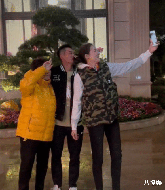 谢杏芳|林丹逛公园热情与网友打招呼，在老婆面前却是一副大男人做派