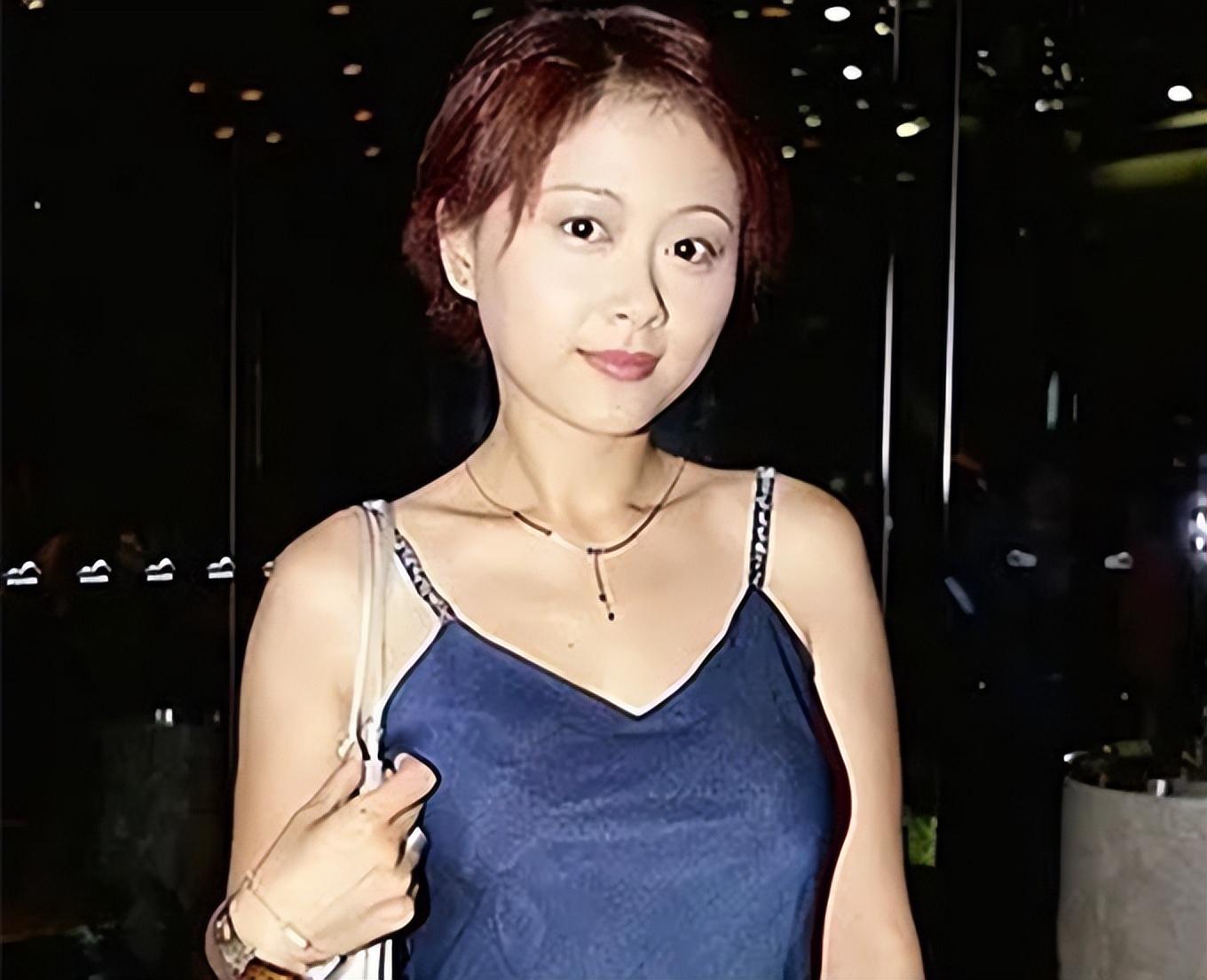 曾志伟|曾志伟与俩已婚女星，聚会引热议！脸贴脸显亲密