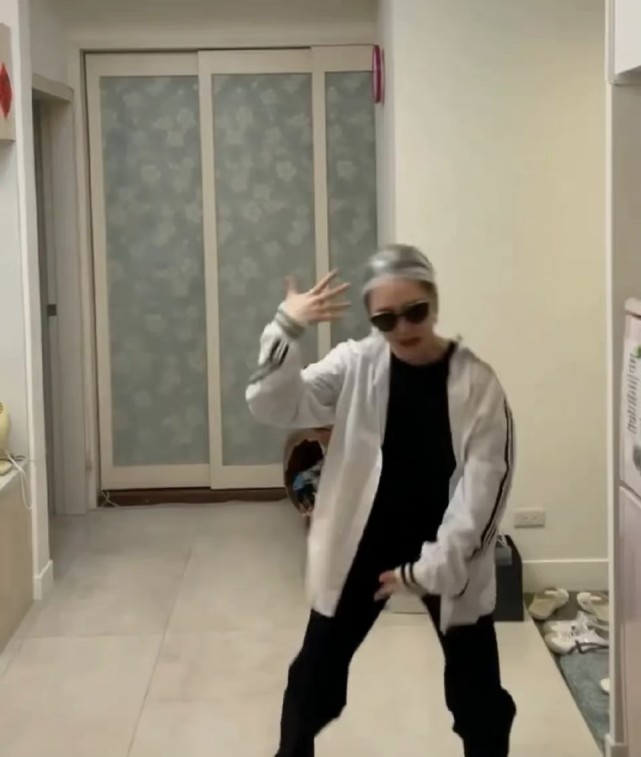 小S|小S真被新姐夫拿下了!穿基础装跳舞欢迎姐夫回家,瘦了之后颜值回春