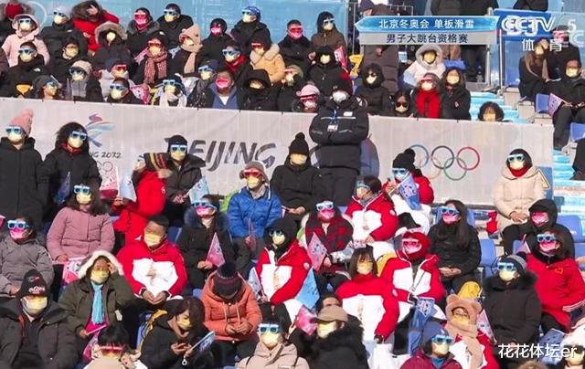 冬奥会|冬奥会温情时刻！加拿大老将高空摔落，搀扶下坚强离场，全场鼓掌