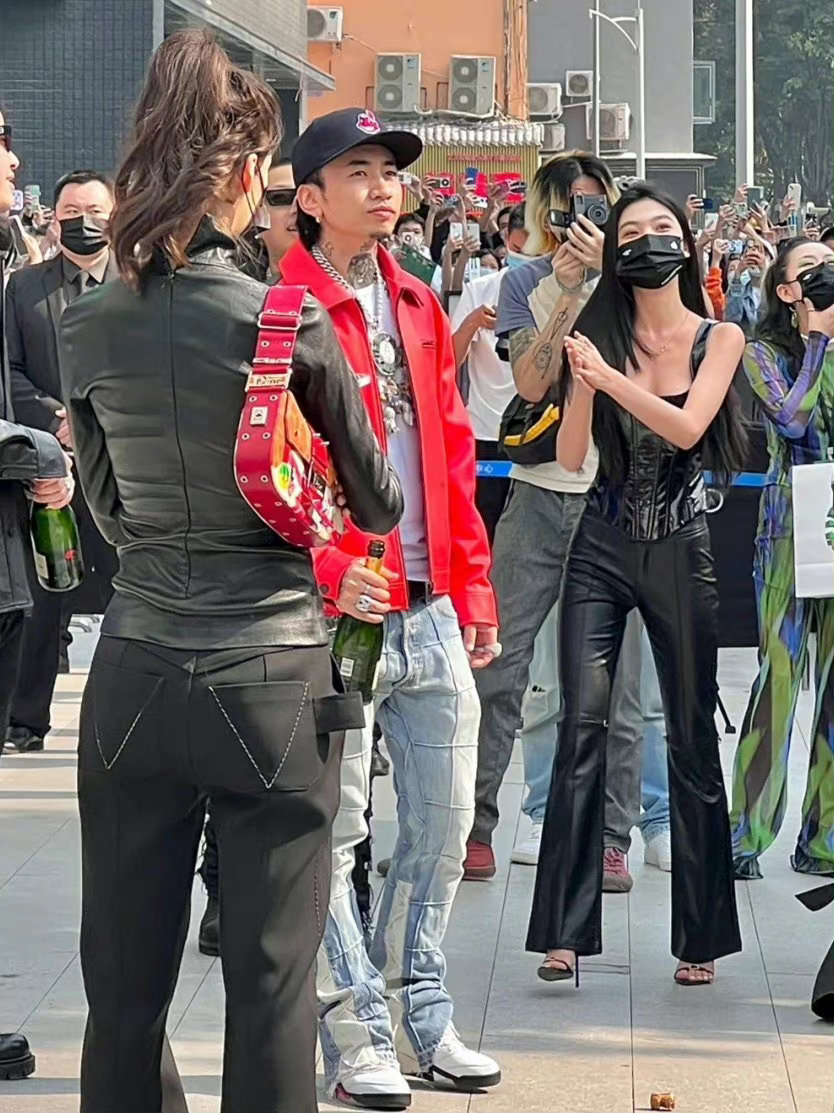 马思唯|离谱!马思唯和易梦玲登上热搜第一!但居然有网友喷马思唯配不上!