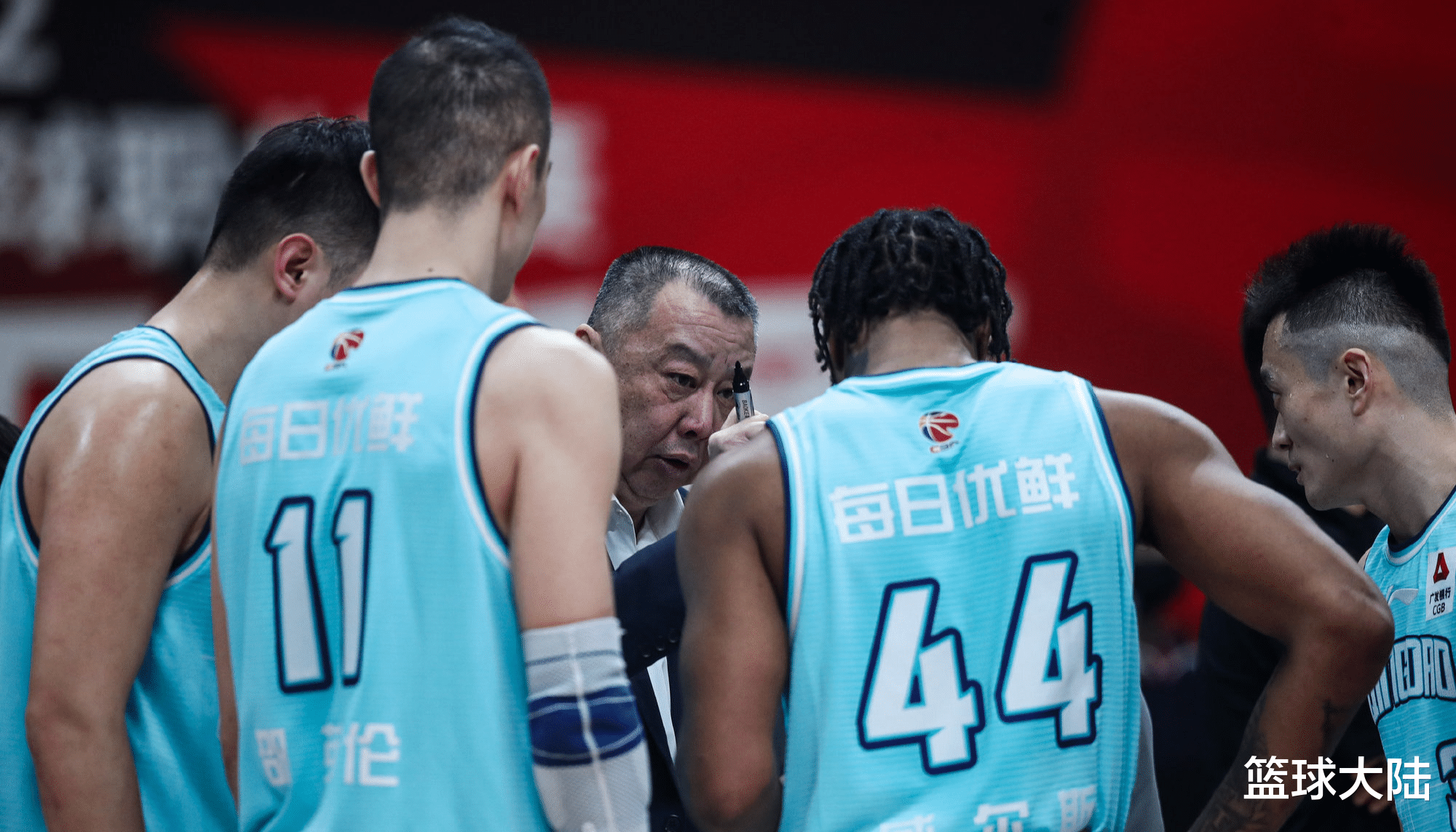 青岛男篮|多名球员离队！CBA老牌劲旅或推倒重建，又要与广东宏远做交易