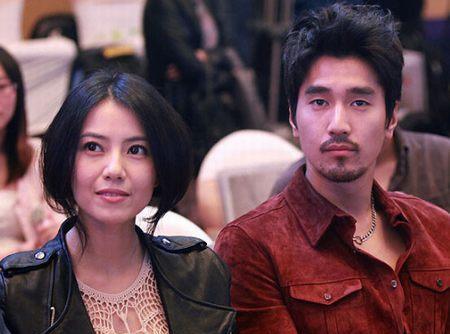 高圆圆|42岁高圆圆开车回老家，皮肤白皙状态好，扎丸子头显年轻