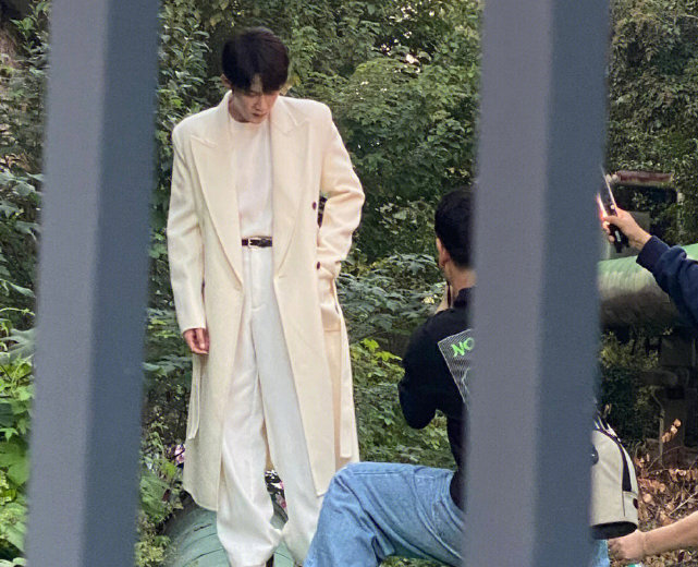 檀健次|《很想很想你》氛围感路透！周也气质出挑，檀健次侧颜梦回沈翊！