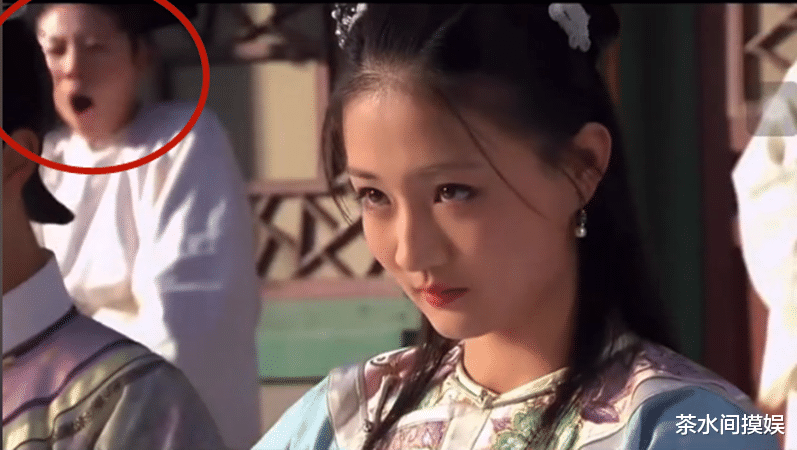 黄子韬|影视剧路人甲有多抢镜？捂嘴偷笑、当街接吻，比主角还“戏精”