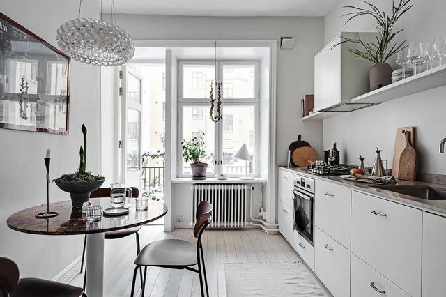 30岁成熟女人白色主题的小户型公寓,非常素净,酒柜和收纳柜很绝