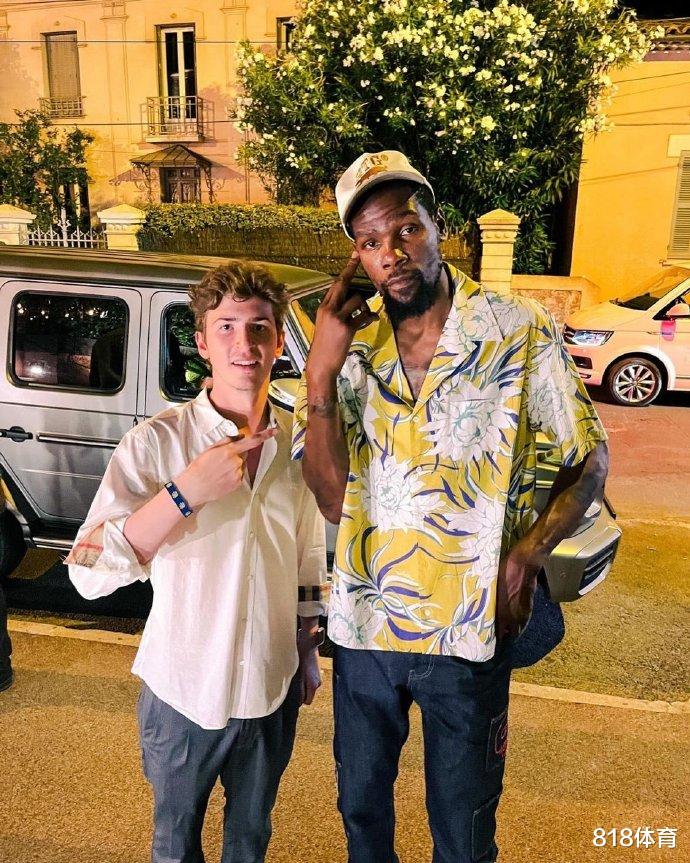 凯文·杜兰特|哥俩好! 杜兰特哈登伦敦同看演唱会, 后台联手狙击说唱歌手狂喷香槟