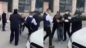 湖北武汉，一男子因没戴口罩硬闯医院，被多名保安围殴