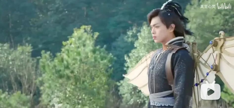 潜伏|胸肌引发的禁播，又惨又好笑