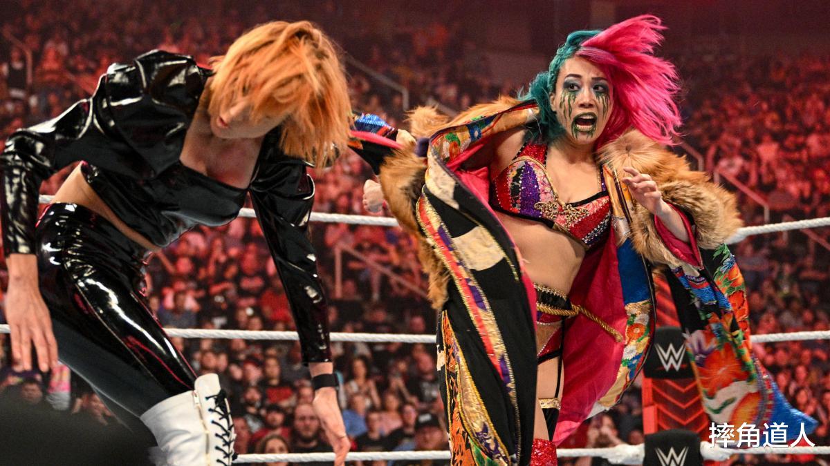 米兹|WWE终于想起了还有个明日华，理论仔一条短信就把米兹给卖了！