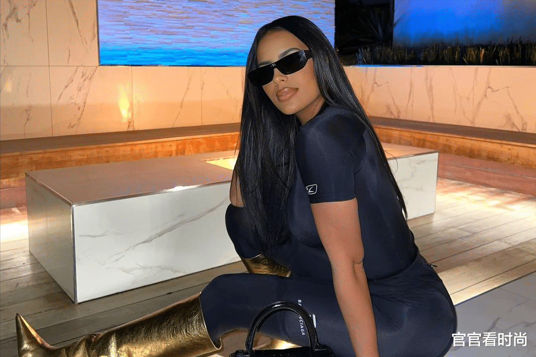 金·卡戴珊|侃爷嘲笑金·卡戴珊“过时了”，金表示不服，晒出美照证明自己