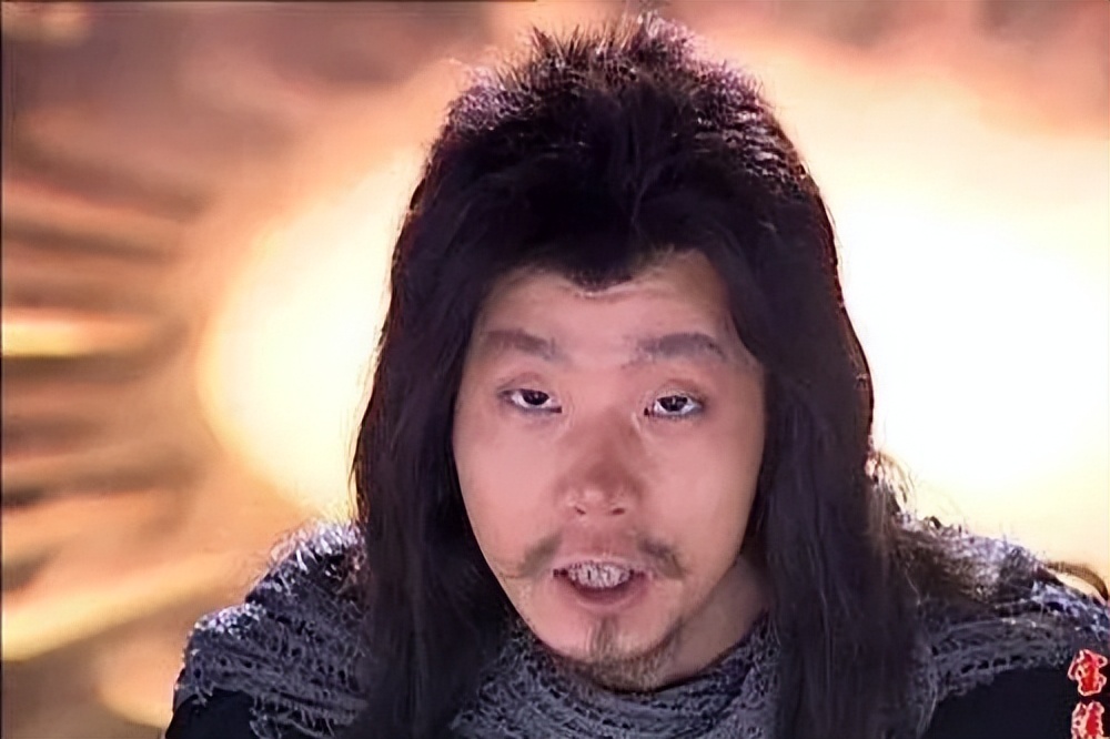 老戏骨“哮天犬”现身机场抽100元香烟,发现被拍藏烟动作亮了